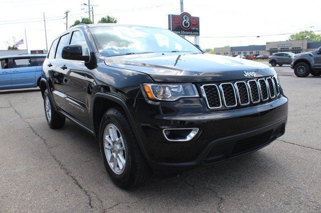 2019 Jeep Grand Cherokee Laredo E in Diamond Black Crystal Pearlcoat — front three-quarter view